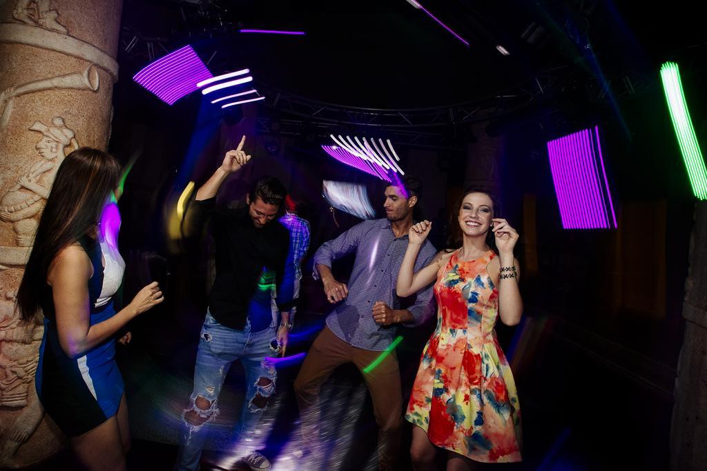 Hotel Occidental At Xcaret Destination Playa del Carmen Exteriér fotografie People dancing in a nightclub