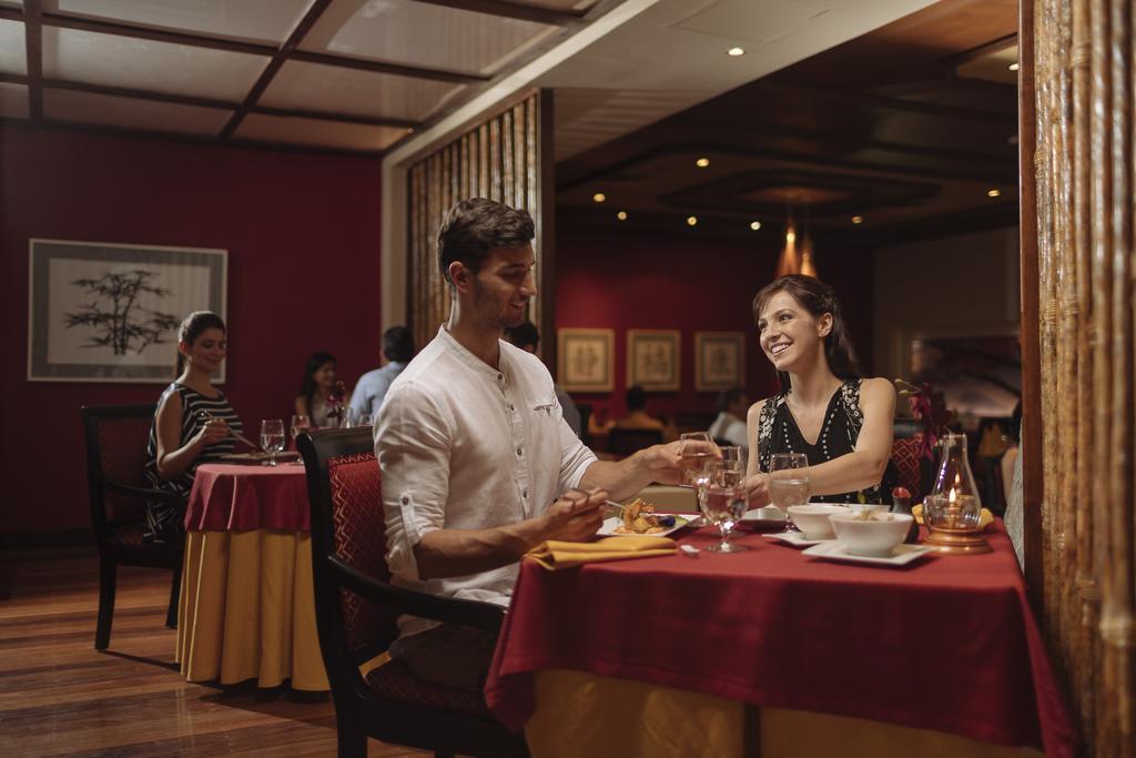 Hotel Occidental At Xcaret Destination Playa del Carmen Exteriér fotografie A couple dining at a restaurant