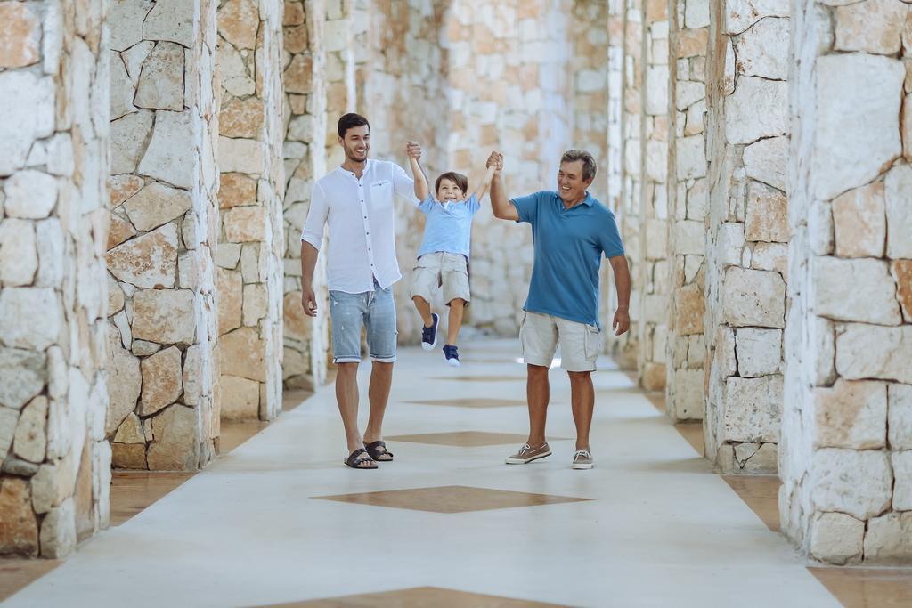 Hotel Occidental At Xcaret Destination Playa del Carmen Exteriér fotografie Gay couple with their son